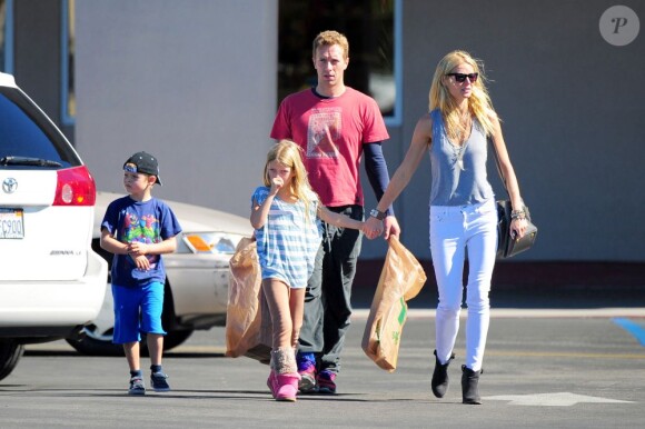 Gwyneth Paltrow avec Chris Martin et leurs enfants à Culver City le 25 octobre 2012