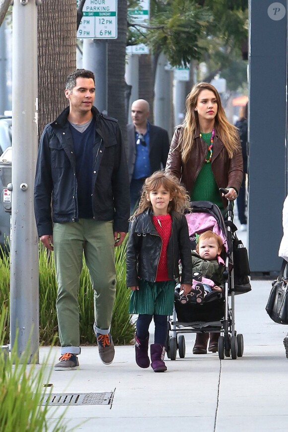 Jessica Alba en famille le 17 mars 2013 avec Cash Warren et leurs enfants Honor et Haven à Los Angeles