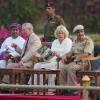 Le prince Charles et Camilla Parker Bowles au dernier jour de leur visite au sultanat d'Oman, le 18 mars 2013. Le fils de la reine Elizabeth II a participé à la danse du sabre.