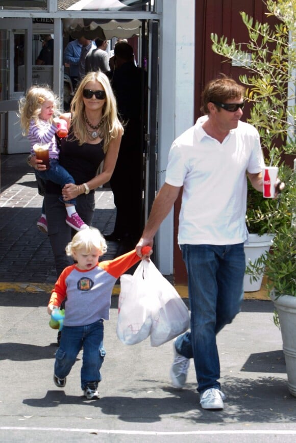 Dennis Quaid, sa femme Kimberly et les jumeaux Thomas et Zoe en mai 2010 à Los Angeles