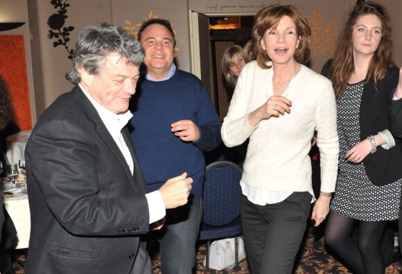 Jean-Louis Borloo et Béatrice Schönberg célèbrent l'anniversaire de Chantal Lauby lors du Festival 2 cinéma de Valenciennes, le 23 mars 2013.