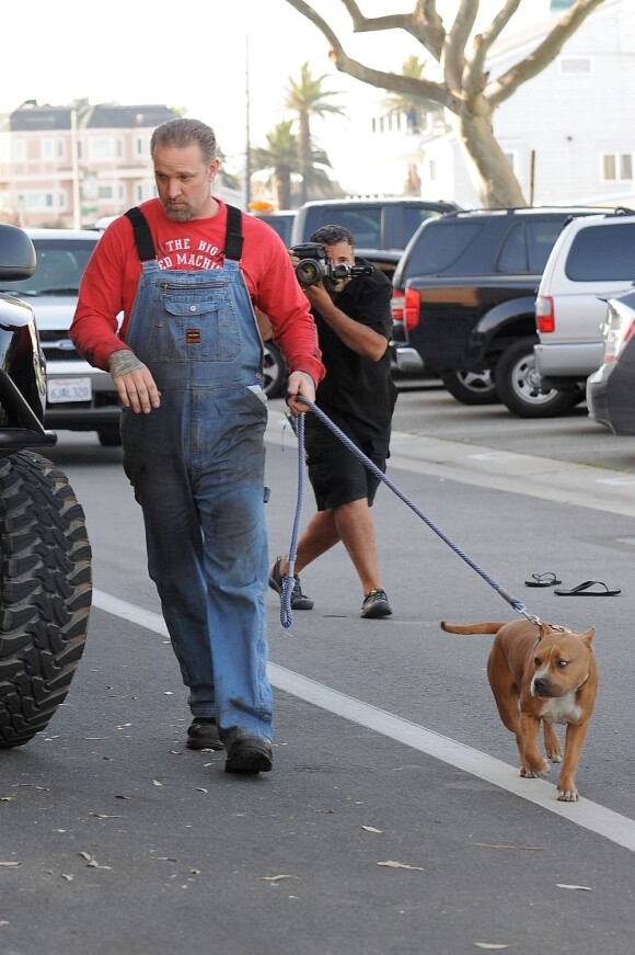 Jesse James promène son chien le 20 mars 2010.