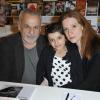 Francis Perrin et son épouse, Gersende, avec leur fille Clarisse au 33e Salon du Livre de Paris, le 24 mars 2013.
