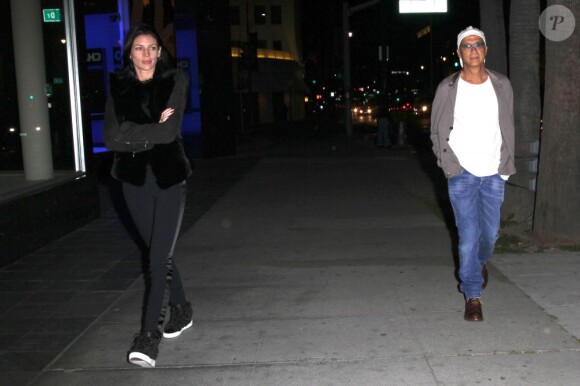 Liberty Ross et son nouveau compagnon Jimmy Iovine après un dîner romantique à Beverly Hills. Le 23 mars 2013. Le couple marche à quelques mètres l'un de l'autre.