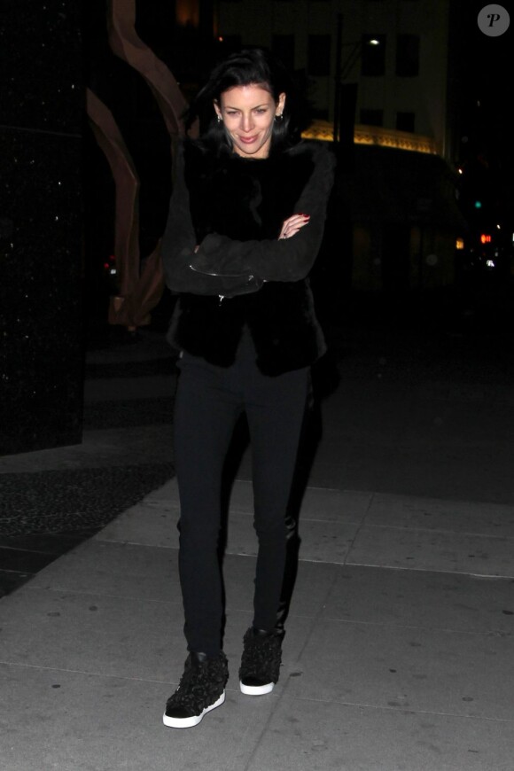 Liberty Ross, tout en noir, et son nouveau compagnon Jimmy Iovine après un dîner romantique à Beverly Hills. Le 23 mars 2013.