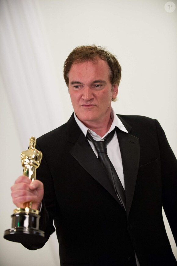 Quentin Tarantino pose avec son Oscar du meilleur scénario original, le 24 février 2013.