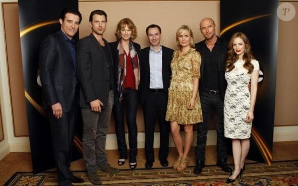 Jaime Ray Newman pose avec ses collègues de la série Red Widow, dont le ténébreux Goran Visnjic, le 11 janvier 2013.