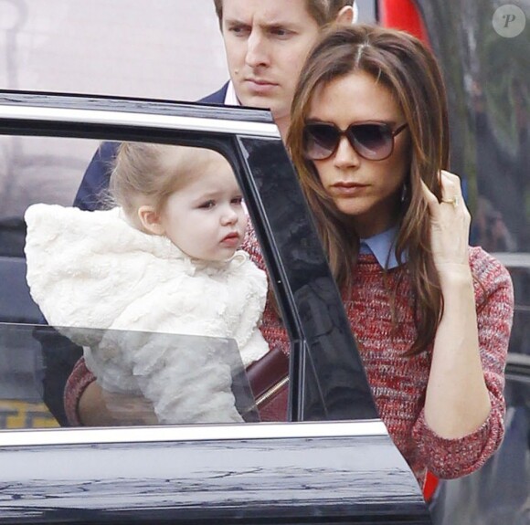 Victoria Beckham, très stylée, et sa superbe fille Harper avec ses parents Tony et Jackie Adams, à Londres, le 26 mars 2013.