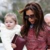 Victoria Beckham et sa superbe fille Harper avec ses parents Tony et Jackie Adams, à Londres, le 26 mars 2013.