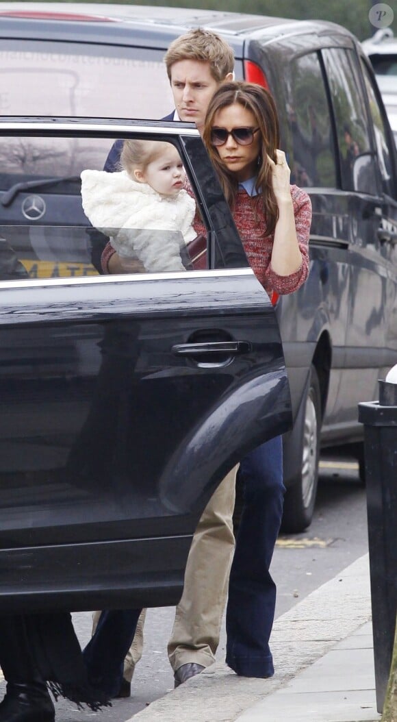 La chanteuse Victoria Beckham et sa superbe fille Harper avec ses parents Tony et Jackie Adams, à Londres, le 26 mars 2013.
