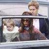 Victoria Beckham et sa superbe fille Harper avec ses parents Tony et Jackie Adams, à Londres, le 26 mars 2013.