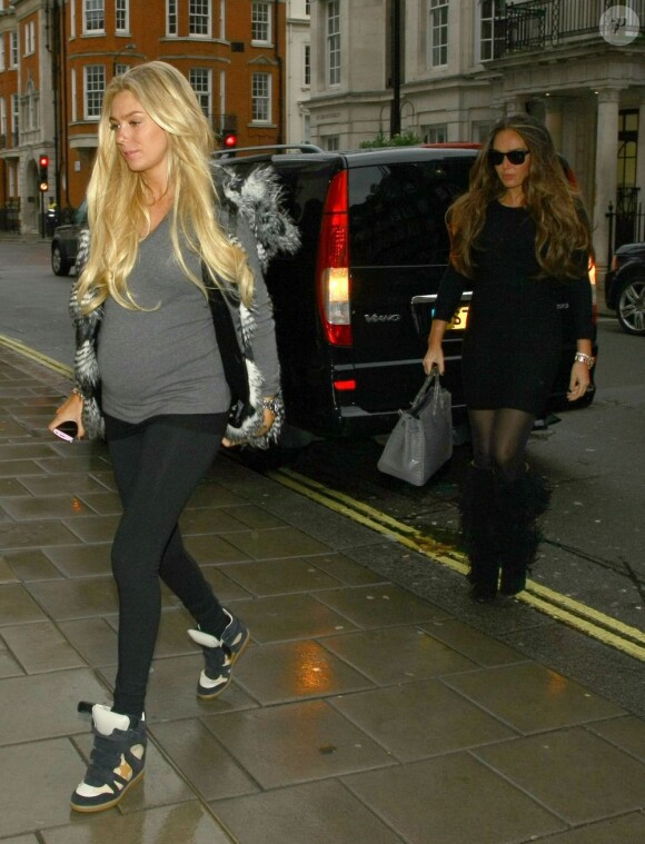 Tamara et Petra (enceinte) Ecclestone vont déjeuner à Londres le 29 décembre 2012.