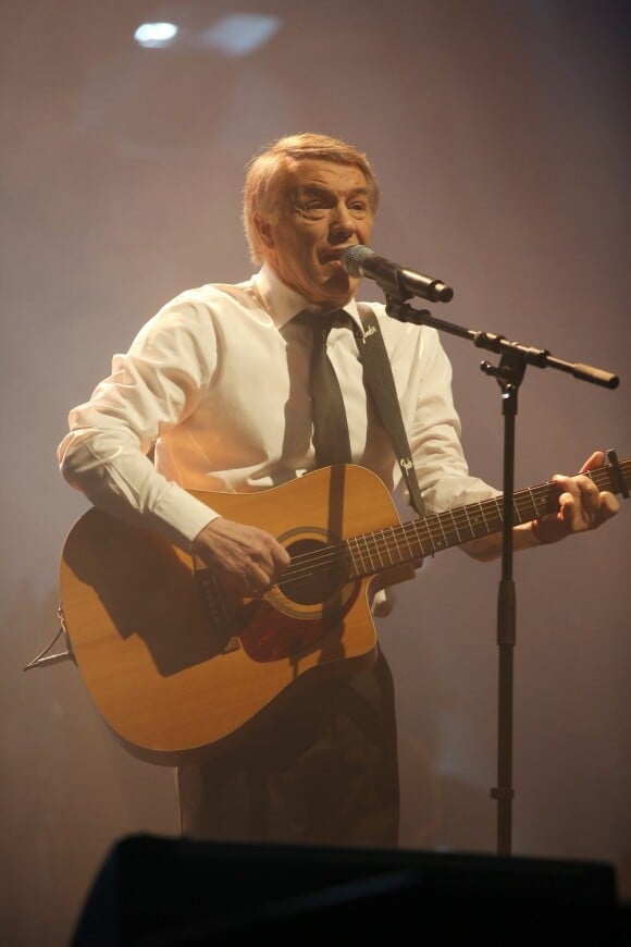 Le chanteur Salvatore Adamo en concert à L'Olympia à Paris le 26 mars 2013.