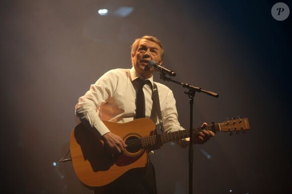 Salvatore Adamo en concert à L'Olympia à Paris le 26 mars 2013. Le chanteur n'a pas hésité à prendre sa guitare sur scène.