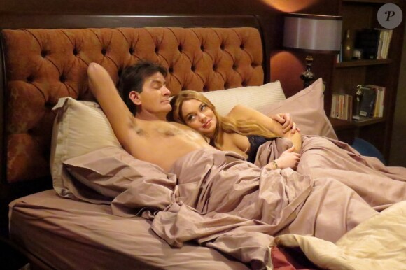 Charlie Sheen et Lindsay Lohan, au lit sur le tournage de la série de l'acteur, Anger Management, à Los Angeles, le 25 mars 2013.