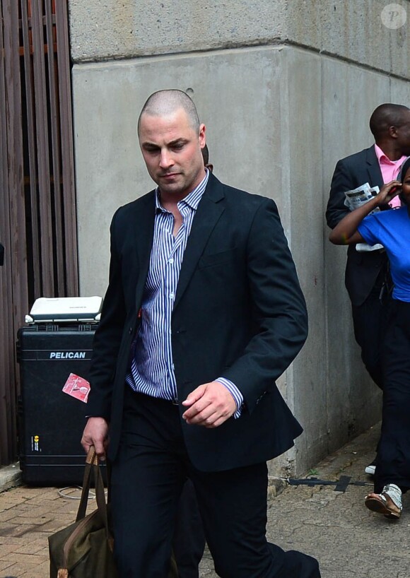 Carl Pistorius, le frère aîné d'Oscar, quitte le tribunal de Pretoria le 19 février 2013.