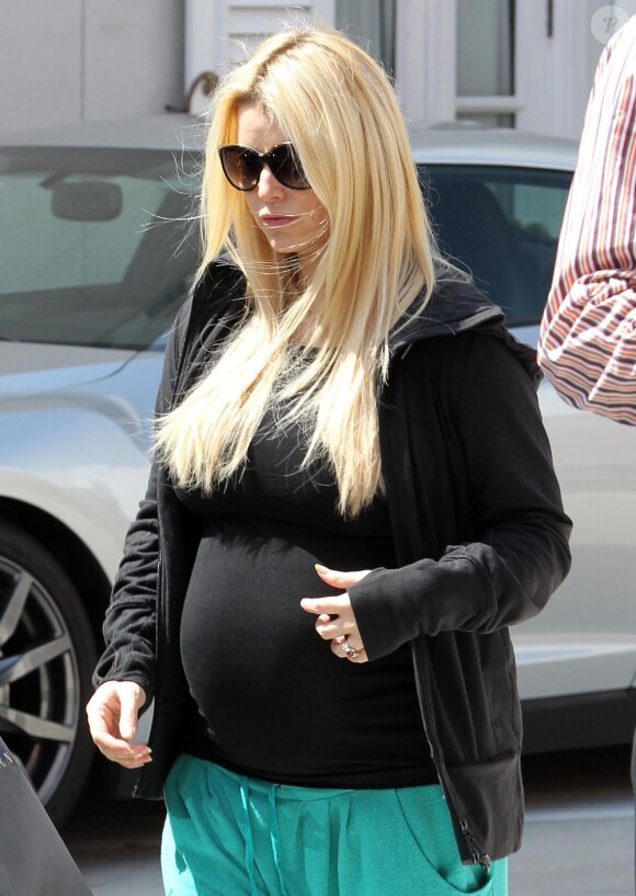 Jessica Simpson, très enceinte, dans un look à la cool, va faire du shopping chez Ralph Lauren, à Los Angeles, le 27 mars 2013.