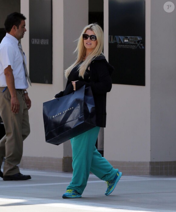 Jessica Simpson, très enceinte, va faire du shopping chez Ralph Lauren, à Los Angeles, le 27 mars 2013.