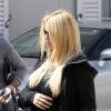 Jessica Simpson, très enceinte, dans un look à la cool, va faire du shopping à la boutique Ralph Lauren, à Los Angeles, le 27 mars 2013.
