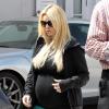 La jolie Jessica Simpson, très enceinte, dans un look à la cool, va faire du shopping chez Ralph Lauren, à Los Angeles, le 27 mars 2013.