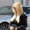 Jessica Simpson, très enceinte, dans un look à la cool, va faire du shopping chez Ralph Lauren, à Los Angeles, le 27 mars 2013.
