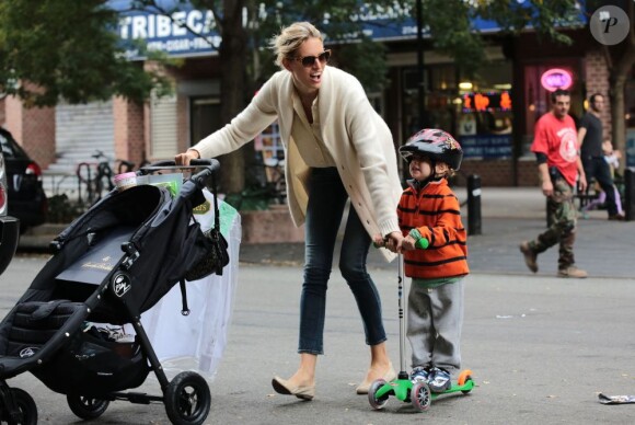 Karolina Kurkova et son fils Tobin dans les rues de New York, le 27 octobre 2012