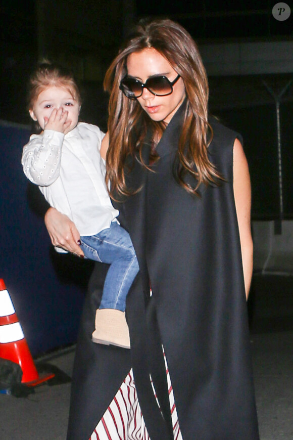 L'adorable Harper Beckham ne quitte plus les bras de sa maman Victoria Beckham. La famille s'offre une escapade à Los Angeles. Ici, à l'aéroport LAX lors de leur arrivée. Le 28 mars 2013