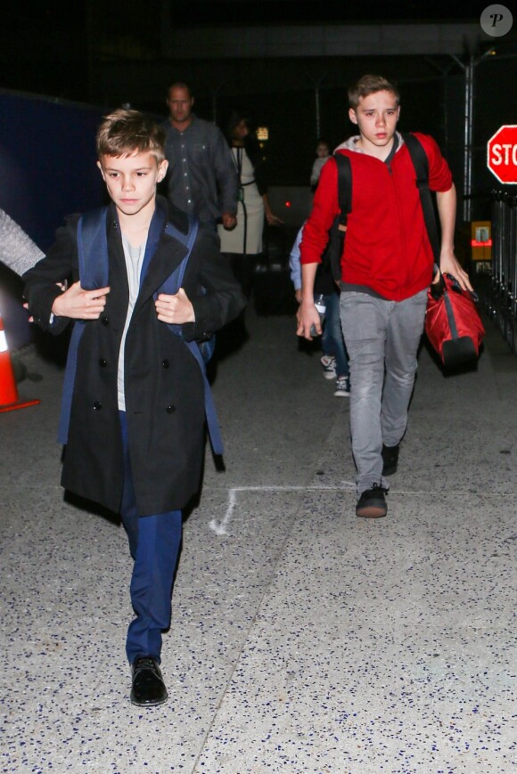 Brooklyn et Romeo Beckham arrivent à Los Angeles avec leur maman Victoria Beckham. Le 28 mars 2013