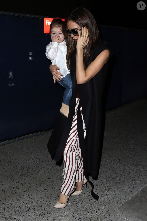 Victoria Beckham, lookée à la sortie de l'avion, sa fille Harper et ses fils Brooklyn, Romeo et Cruz s'offrent une escapade à Los Angeles. Ici, à l'aéroport LAX lors de leur arrivée. Le 28 mars 2013
