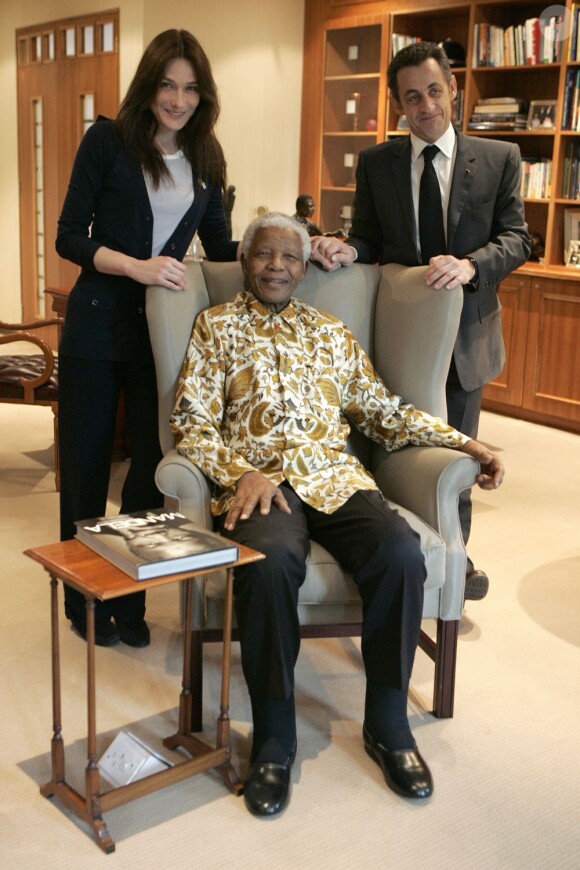 Carla Bruni et Nicolas Sarkozy ont rendu visite à Nelson Mandela en Afrique du Sud, le 29 février 2008. Quelques mois plus tard, Carla chantait à New York pour son anniversaire.