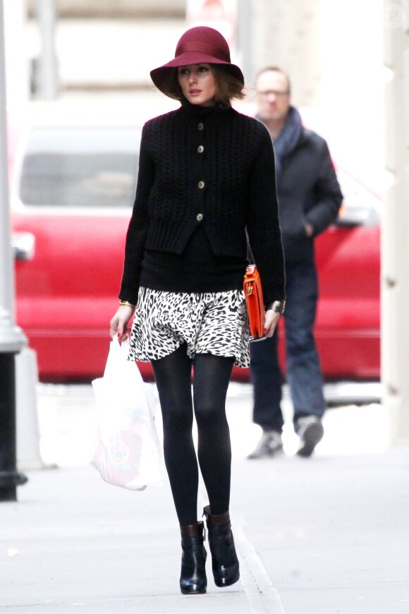 Olivia Palermo, ultra stylée dans les rues de New York avec une petite capeline bordeaux, une robe léopard Zara et des bottines Aquazurra. Le 26 mars 2013.