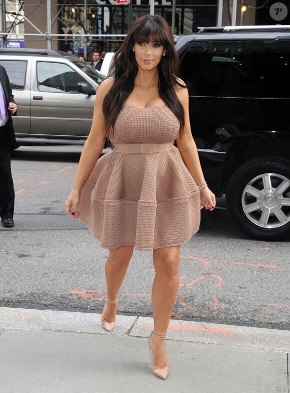 Kim Kardashian, enceinte, porte une robe Lanvin et des souliers Un Bout de Christian Louboutin. New York, le 26 mars 2013.