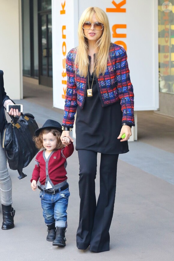 La styliste et créatrice Rachel Zoe, maman au top avec son adorable fils Skyler, porte entre autres un veste en tweed, des lunettes Tom Ford, ainsi qu'un collier et un bracelet Hermès. West Hollywood, le 27 mars 2013.