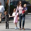 Jennifer Garner se promène avec ses enfants Violet (7 ans) Seraphina (4 ans) et Samuel (1 an) à Los Angeles, le 28 mars 2013.