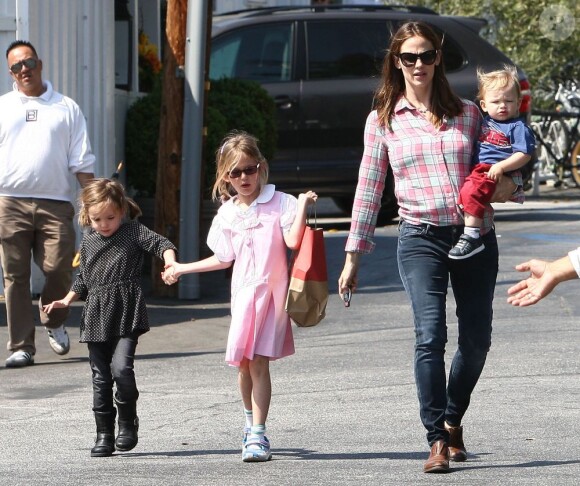 L'actrice Jennifer Garner se promène avec ses enfants Violet, Seraphina et Samuel à Los Angeles, le 28 mars 2013.