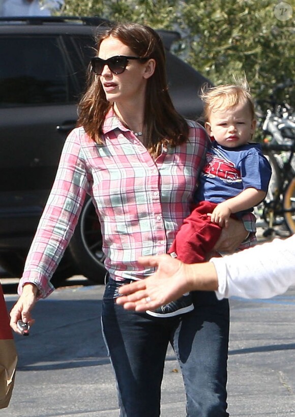 Jennifer Garner se promène avec ses enfants Violet, Seraphina et le petit Samuel à Los Angeles, le 28 mars 2013.