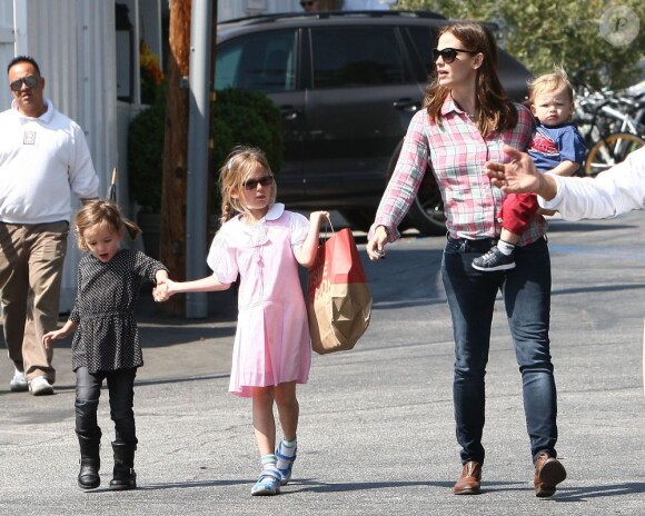 Jennifer Garner avec ses enfants Violet, Seraphina et Samuel à Los Angeles, le 28 mars 2013.
