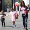Jennifer Garner se promène avec ses enfants Violet, Seraphina et Samuel à Los Angeles, le 28 mars 2013.
