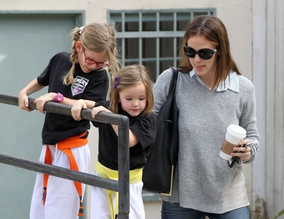 Jennifer Garner est allée chercher ses filles à la sortie de leur cours de karaté à Brentwood, le 29 mars 2013.