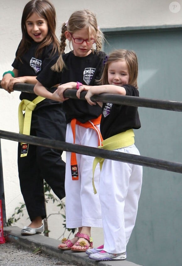 Les filles de Jennifer Garner et Ben Affleck à la sortie de leur cours de karaté à Brentwood, le 29 mars 2013.