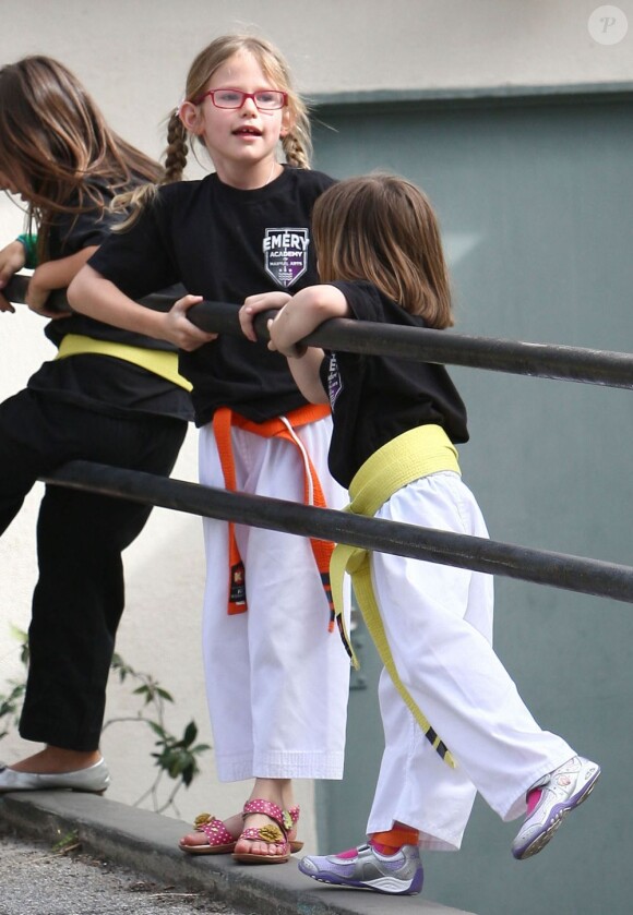 Violet et Seraphina, les deux filles de Jennifer Garner et Ben Affleck à la sortie de leur cours de karaté à Brentwood, le 29 mars 2013.