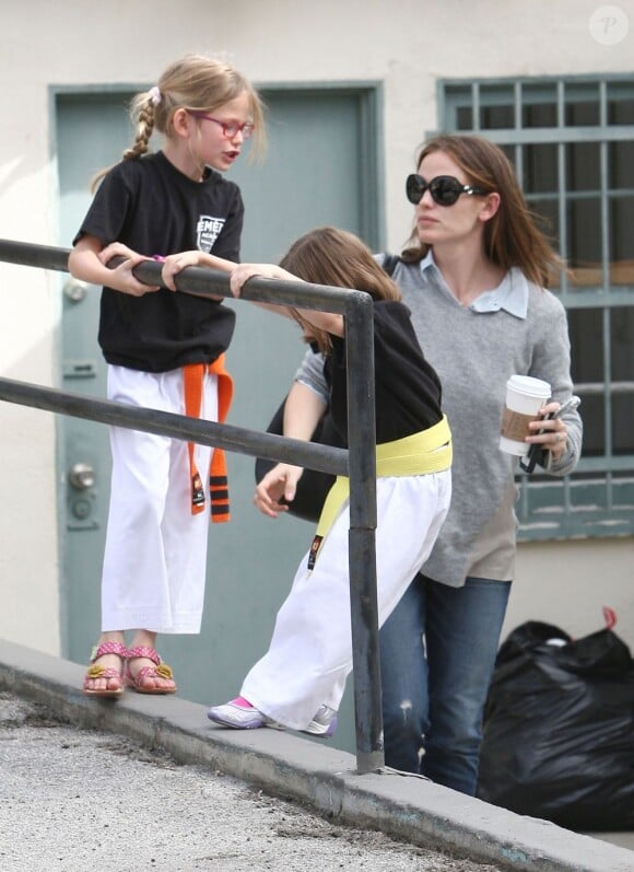 Jennifer Garner et ses filles à la sortie de leurs cour de karaté à Brentwood, le 29 mars 2013.