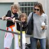 Jennifer Garner est allée chercher ses filles à la sortie de leur cours de karaté à Brentwood, le 29 mars 2013.