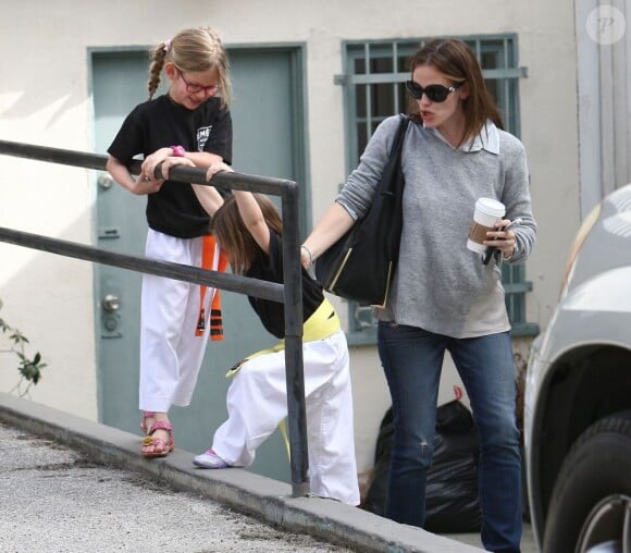 Jennifer Garner est allée chercher ses filles à la sortie de leur cours de karaté à Brentwood, Los Angeles, le 29 mars 2013.