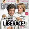 Couverture d'Entertainment Weekly avec Michael Douglas et Matt Damon amoureux et costumés.
