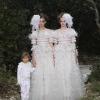 Défilé Haute Couture Chanel printemps-été 2013. La robe de mariée du défilé, portée ici par deux mannequins, a été choisie par l'actrice Anna Mouglalis, qui a épousé son homme d'affaires australien le 22 mars 2013.