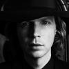 Beck photographié par Hedi Slimane pour Saint Laurent printemps-été 2013.