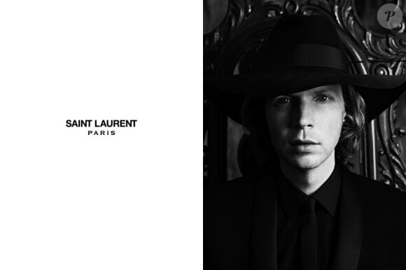 Beck photographié par Hedi Slimane pour Saint Laurent printemps-été 2013.