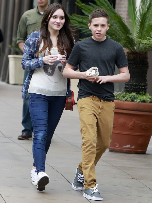 Brooklyn Beckham et une charmante jeune fille sont allés faire du shopping chez Apple avant d'aller manger une glace à Los Angeles, le 31 mars 2013.