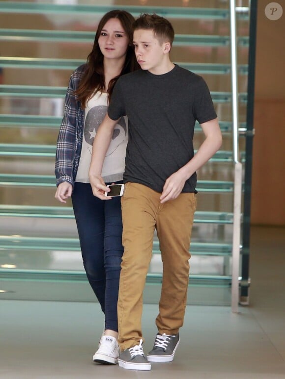 Brooklyn Beckham de sortie avec une charmante jeune fille à Los Angeles, le 31 mars 2013.